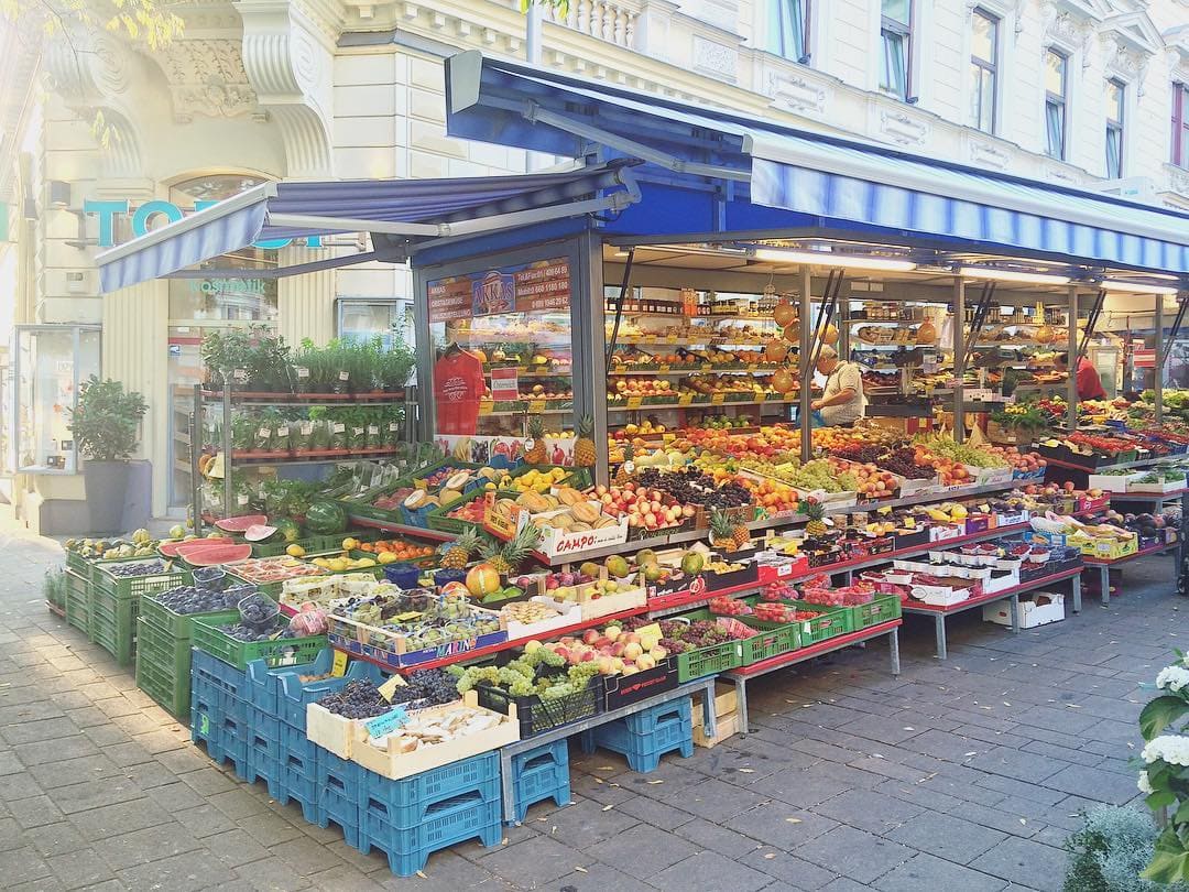 Ein Marktstand mit Obst beim Kutschkermarkt im 18. Bezirk Wiens.