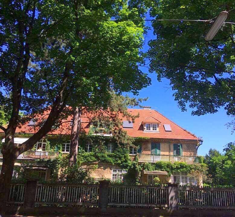 Eine Villa mit Bäumen von außen im Cottageviertel in Wien: Eine echte Sehenswürdigkeit in Währing.