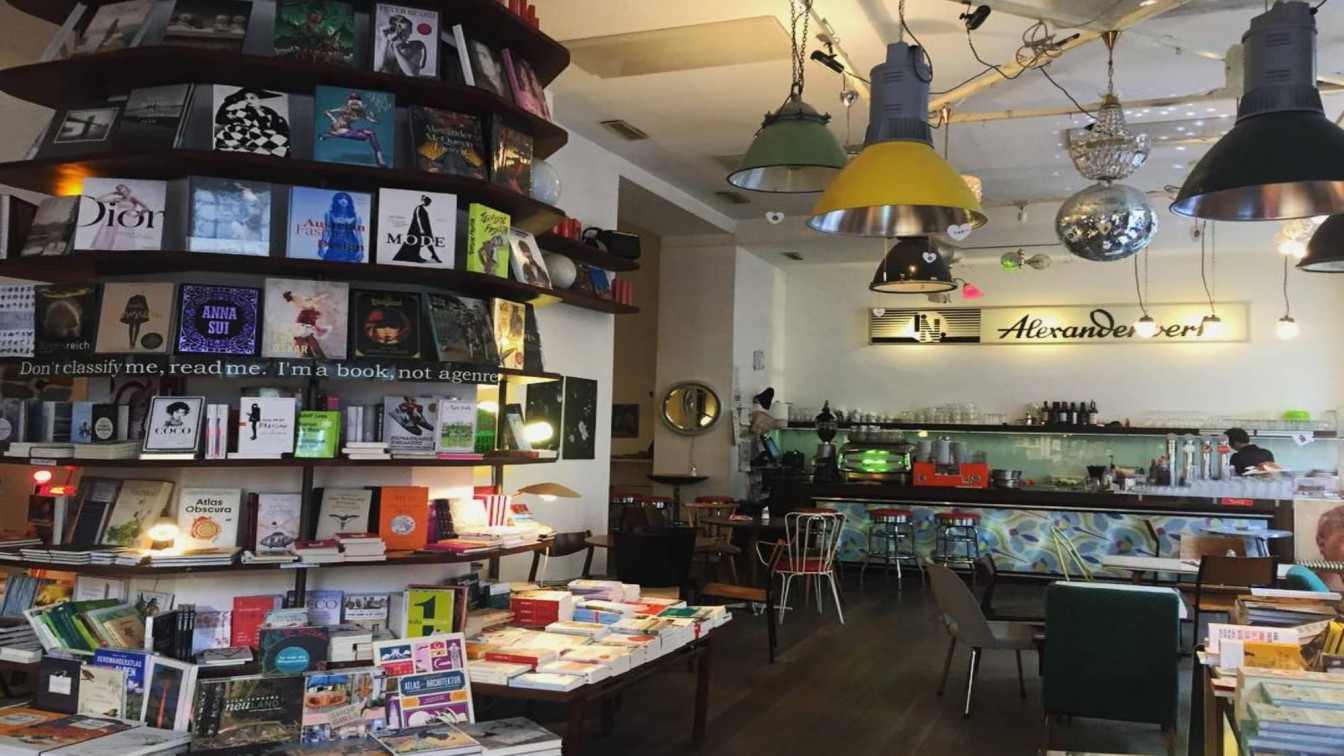 Ein Café mit vollem Bücherregal, das Phil im 6. Bezirk von Wien