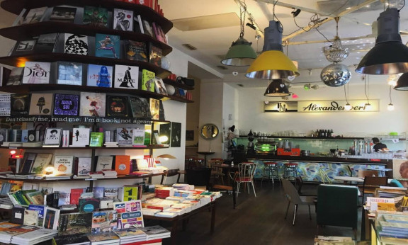 Ein Café mit vollem Bücherregal, das Phil im 6. Bezirk von Wien