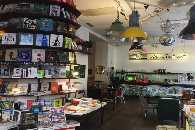 Ein Café mit vollem Bücherregal, das Phil im 6. Bezirk von Wien