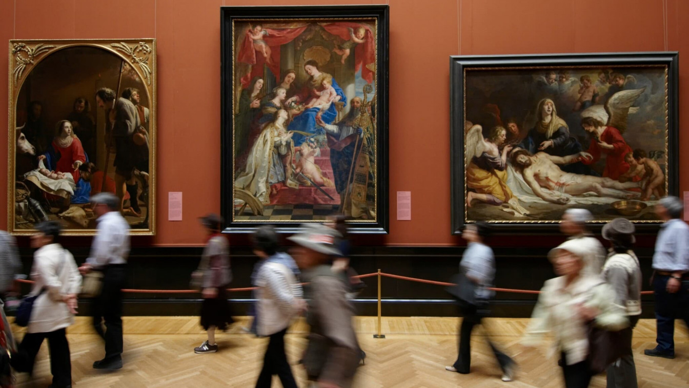 Ansicht eines Ausstellungssaals im Kunsthistorischen Museum Wien. Das Bild ist mit langer Belichtungszeit aufgenommen, sodass die sich vorbeibewegenden Menschen verschwimmen.