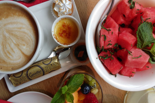 Kaffee trinken und Obst