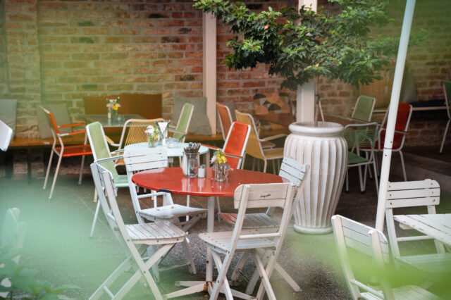 Gastgarten im Augustin mit Stühlen und Tischen