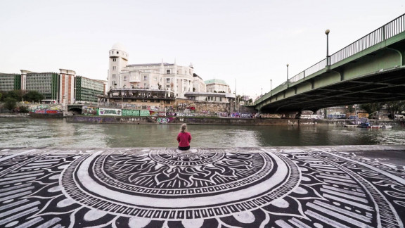 Blick auf die Urania über den Donaukanal