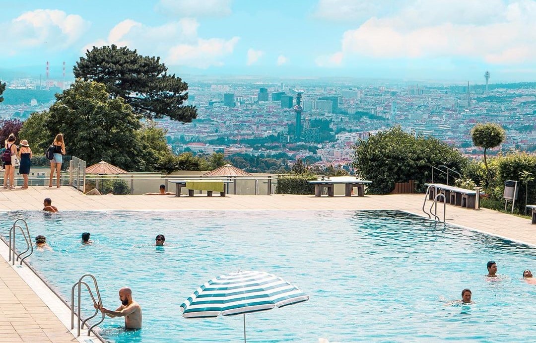 Die besten Freibäder in Wien: Krapfenwaldbad mit Aussicht, 1190
