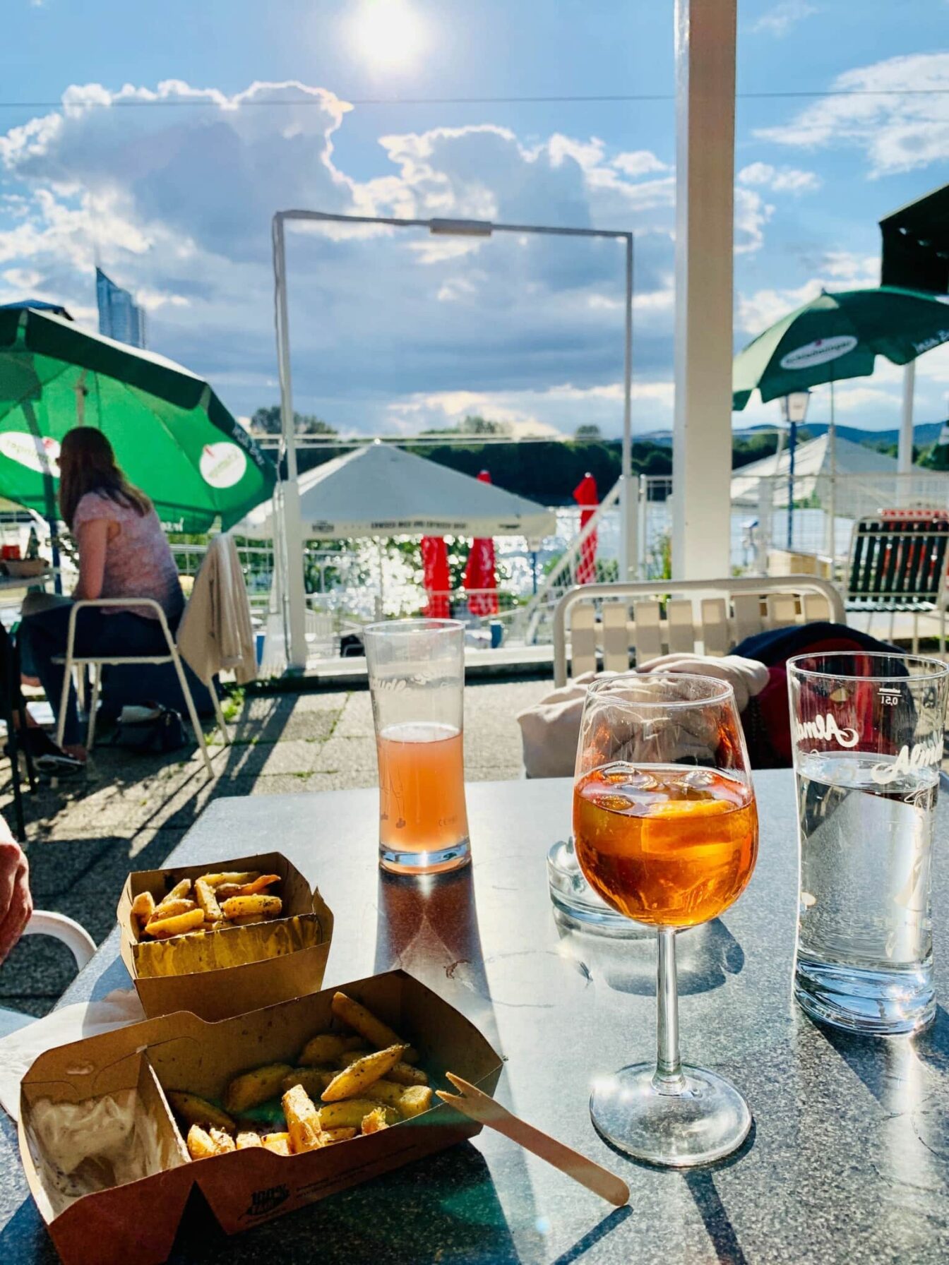 Drinks und Food an der Neuen Donau: Usus am Wasser, ein Ort zum Outdoor Feiern in Wien, 1210