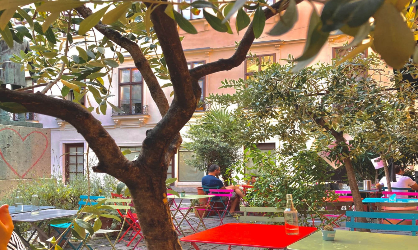 Spätsommer im Gastgarten des Restaurants Ramasuri in Wien