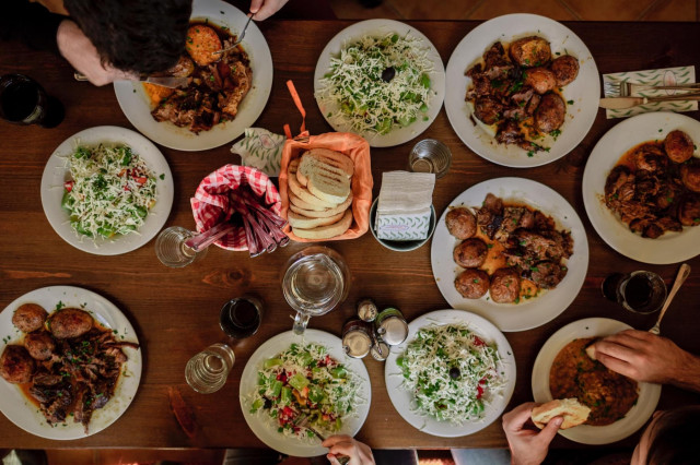 Restaurants zum Bestellen in Wien, Essen am Tisch