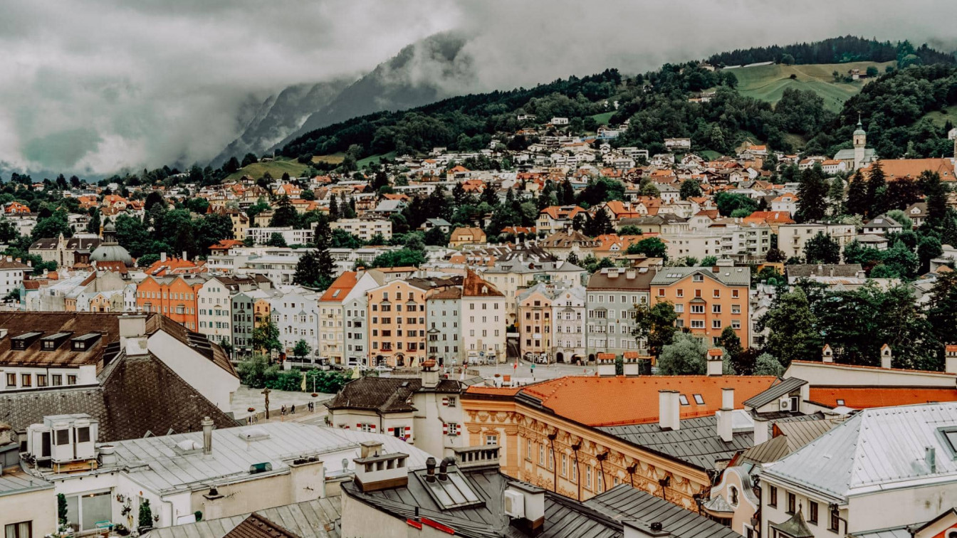 Blick auf das Stadtzentrum von Innsbruck, während Schlechtwetter in der Landeshauptstadt von Tirol
