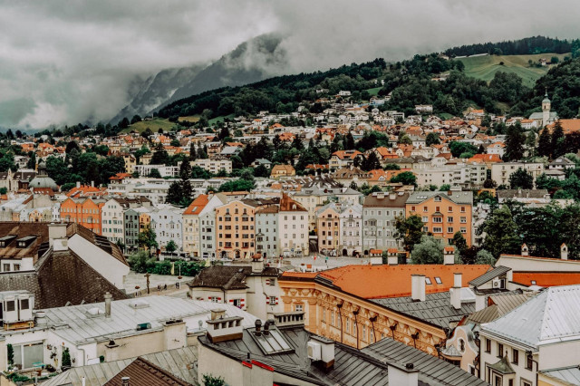 Blick auf das Stadtzentrum von Innsbruck, während Schlechtwetter in der Landeshauptstadt von Tirol
