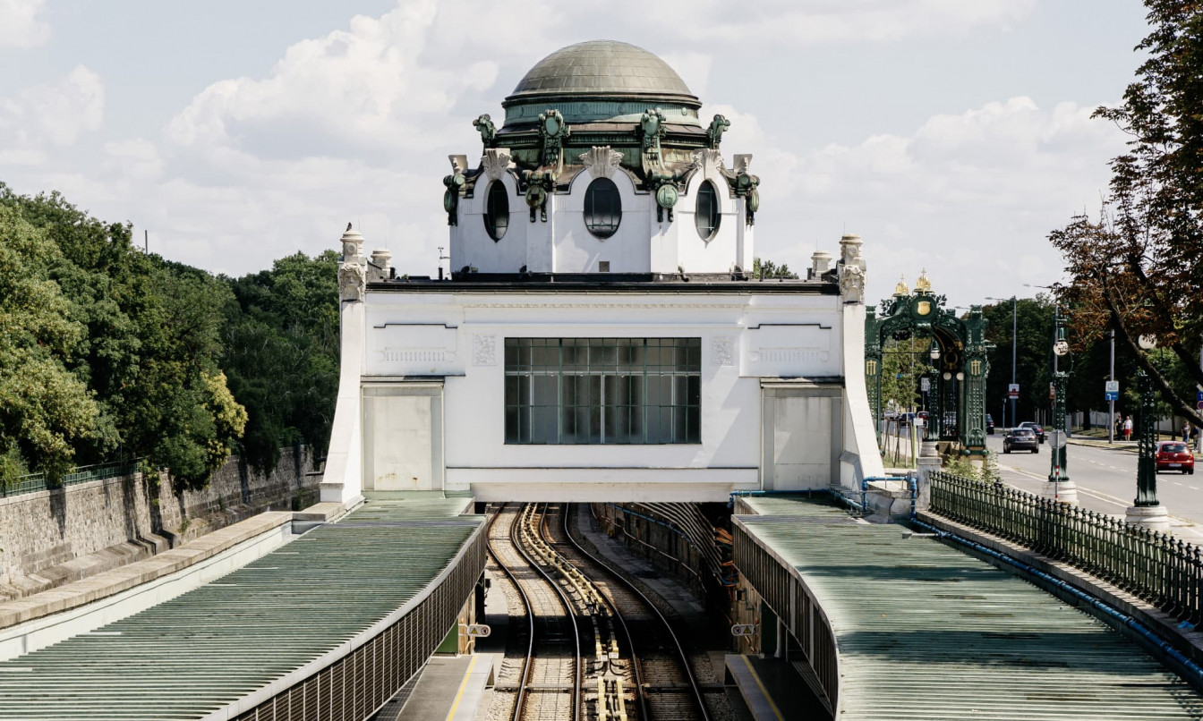 Ein Foto von den Bahngleisen der U-Bahn U4 in Wien Hietzing