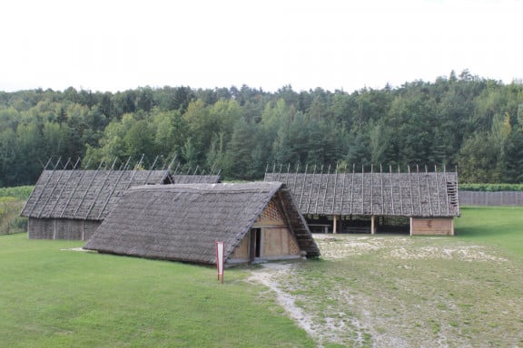 Das Steinzeitdorf am Heldenberg (c) Josef Stefan