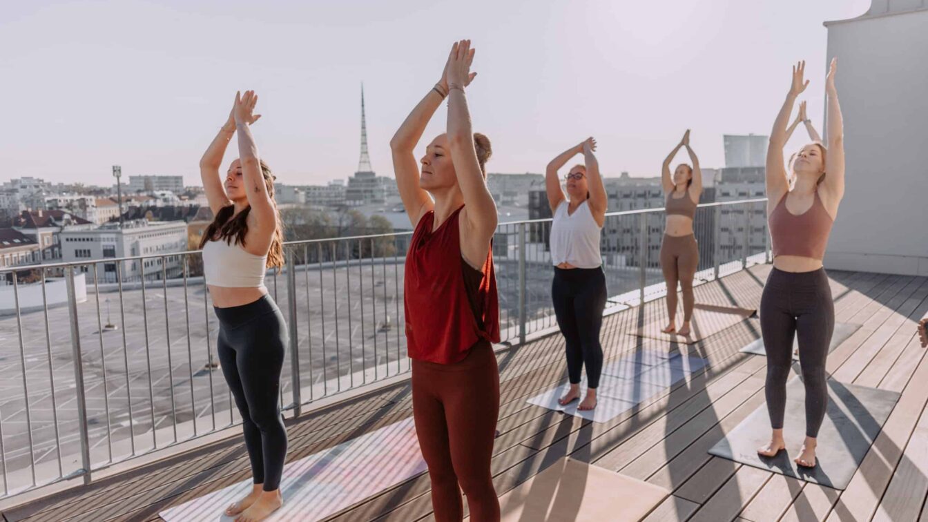 Rooftop Yoga im Hotel Superbude (c) The Wyld Thing