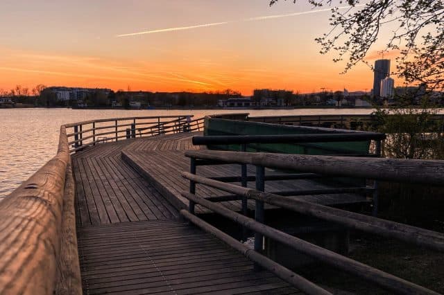Ein Bild vom Steg der alten Donau im 22. Bezirk von Wien, der Donaustadt
