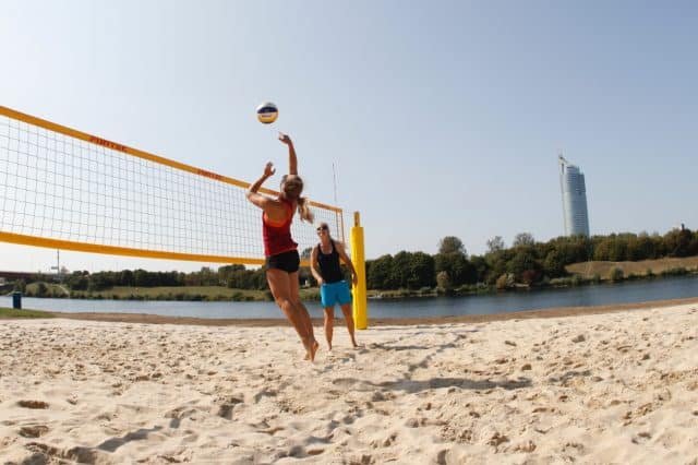 Der Beachvolleyball-Platz beim Familienbadestrand an der Neuen Donau, eine schöne Aktivität für den Sommer in Wien mit Kindern