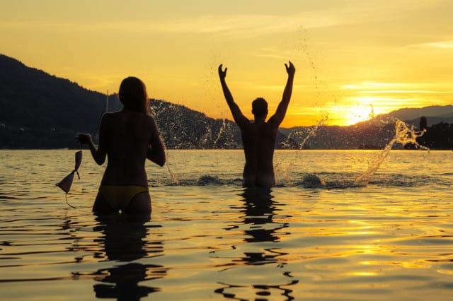 Kärnten See Sonnenuntergangsschwimmen