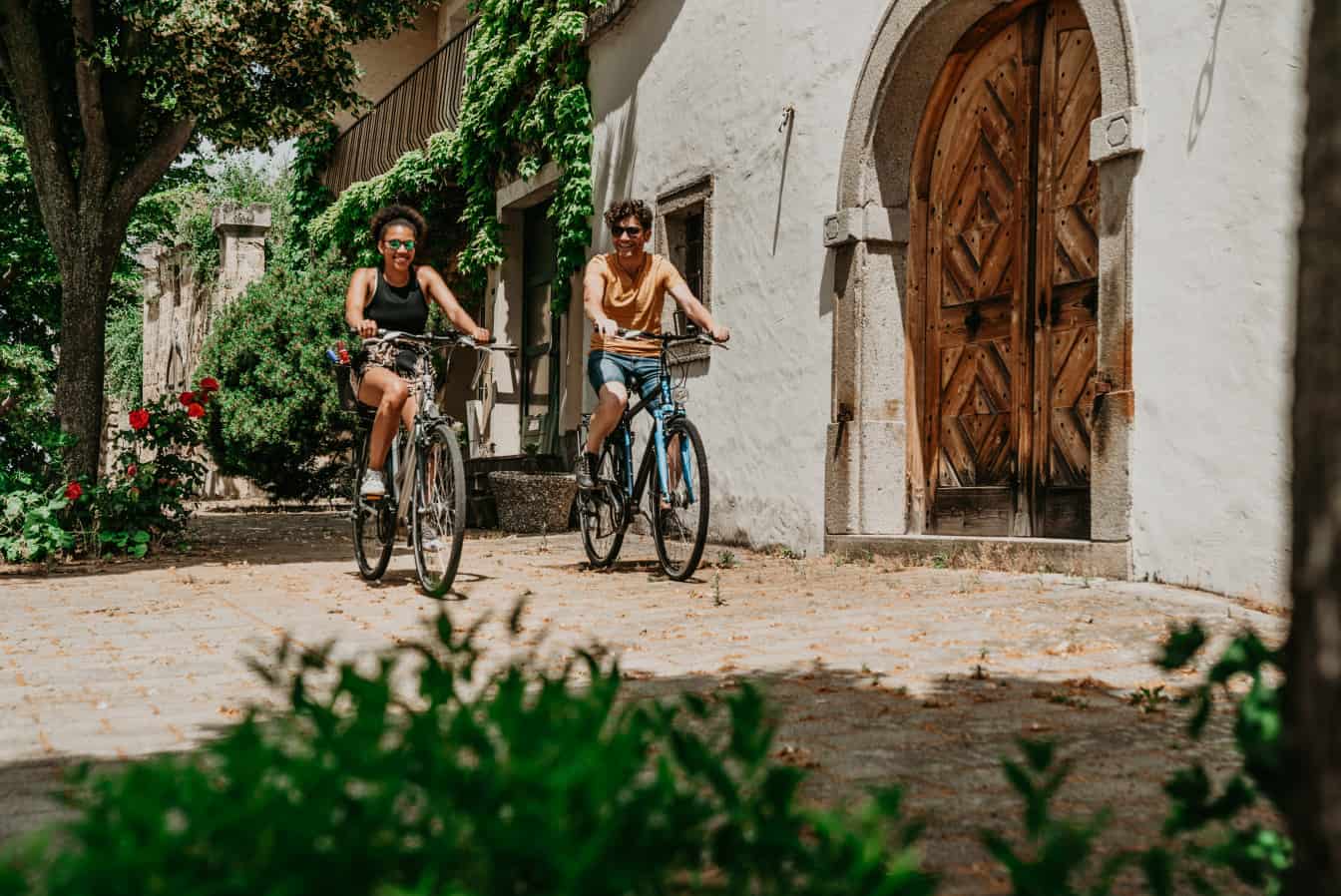 Radfahren durch die Kellergasse Neusiedl