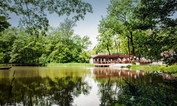 See vor dem Gastgarten vom Klee am Hanslteich: ein fine dining Restaurant in Wien
