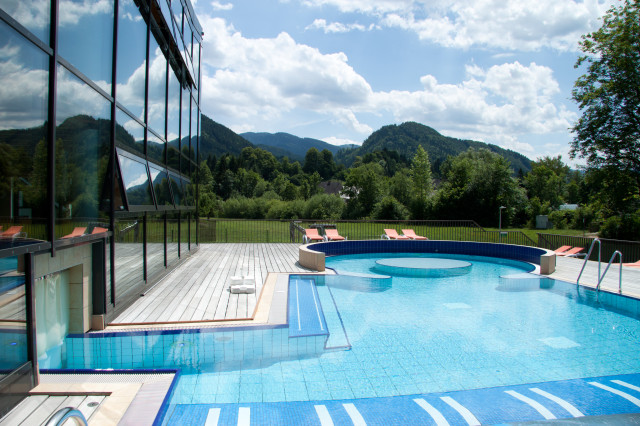 Erlebnisbad mit Freibad und Blick ins Grüne