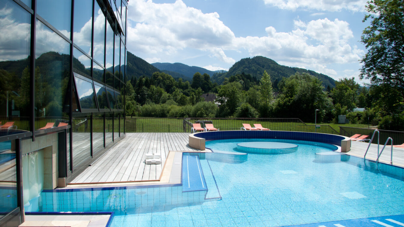 Erlebnisbad mit Freibad und Blick ins Grüne