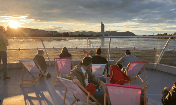 Gäste am Bug des Techno Dampfers in Wien (c) 1000things