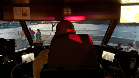 Der Blick aus der Kommandobrücke am Techno Dampfer (c) 1000things