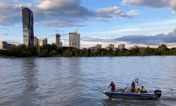 Die Wasserrettung fährt neben dem Techno Dampfer (c) 1000things