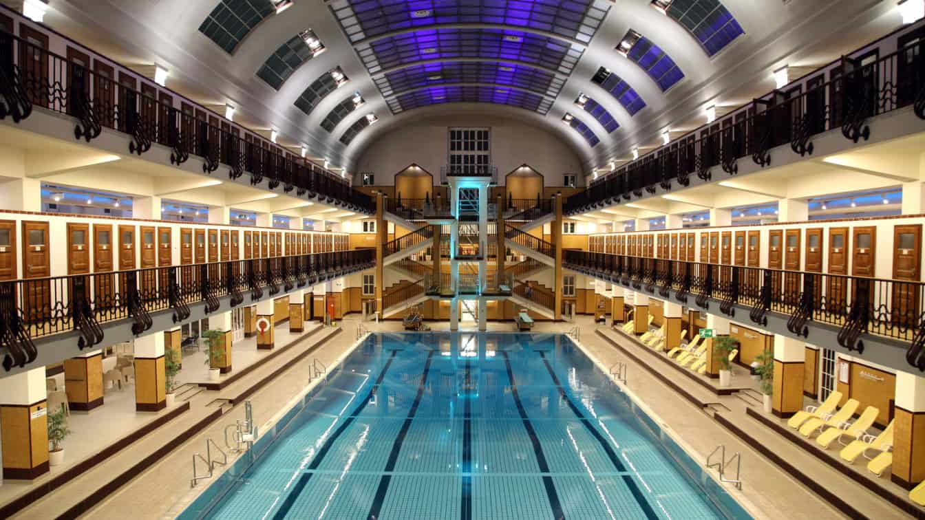 Die Schwimmhalle des Amalienbads in Wien
