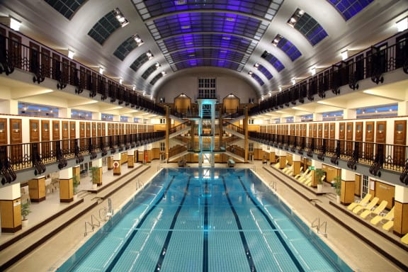 Die Schwimmhalle des Amalienbads in Wien (c) Votava | PID