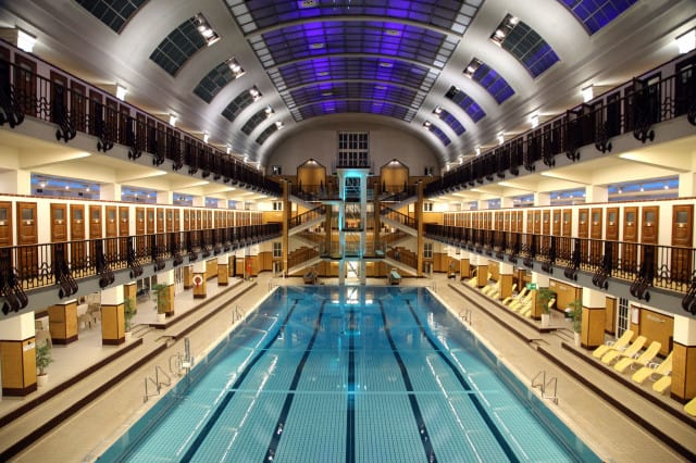 Die Schwimmhalle des Amalienbads in Wien