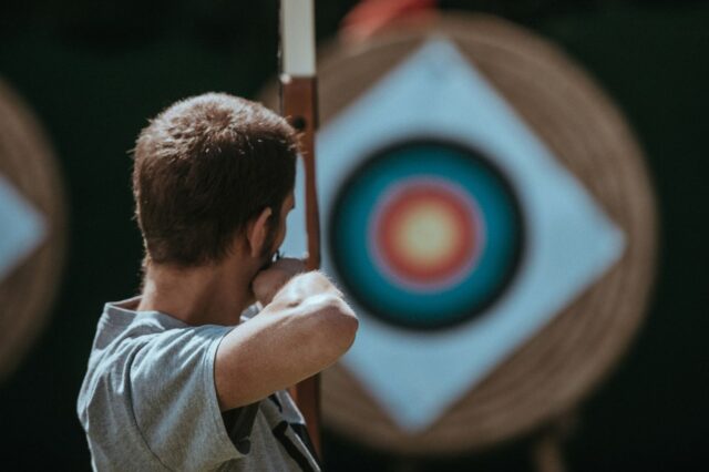 Ein Mann beim Bogenschießen