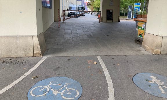 Ein Schranken versperrt den Radweg bei der Einfahrt zum Alten AKH (c) Alissa Hacker | 1000things