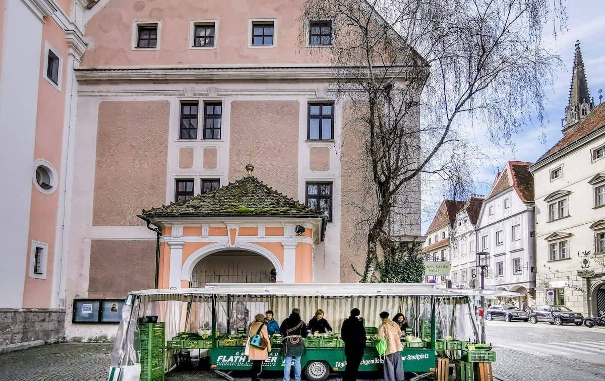 Gemüsestand Flath vor der Marienkirche beim Wochenmarkt in Steyr (c) Hannes Ecker