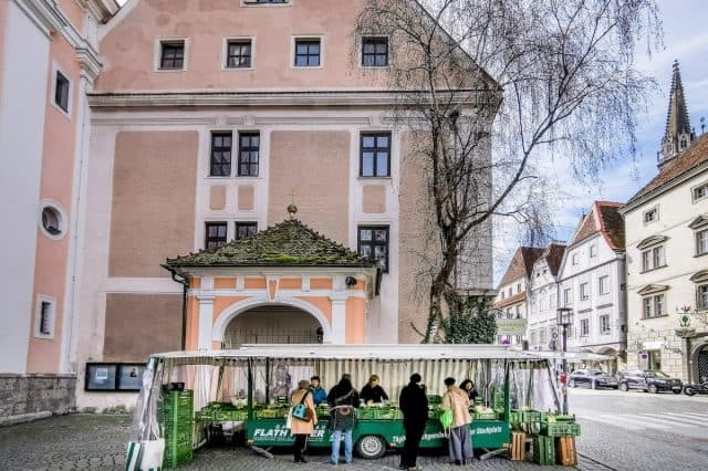 Gemüsestand Flath vor der Marienkirche beim Wochenmarkt in Steyr (c) Hannes Ecker