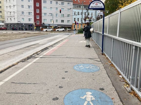 Schlechte Radwege in Wien: Philadelphiabrücke (c) Alissa Hacker | 1000things