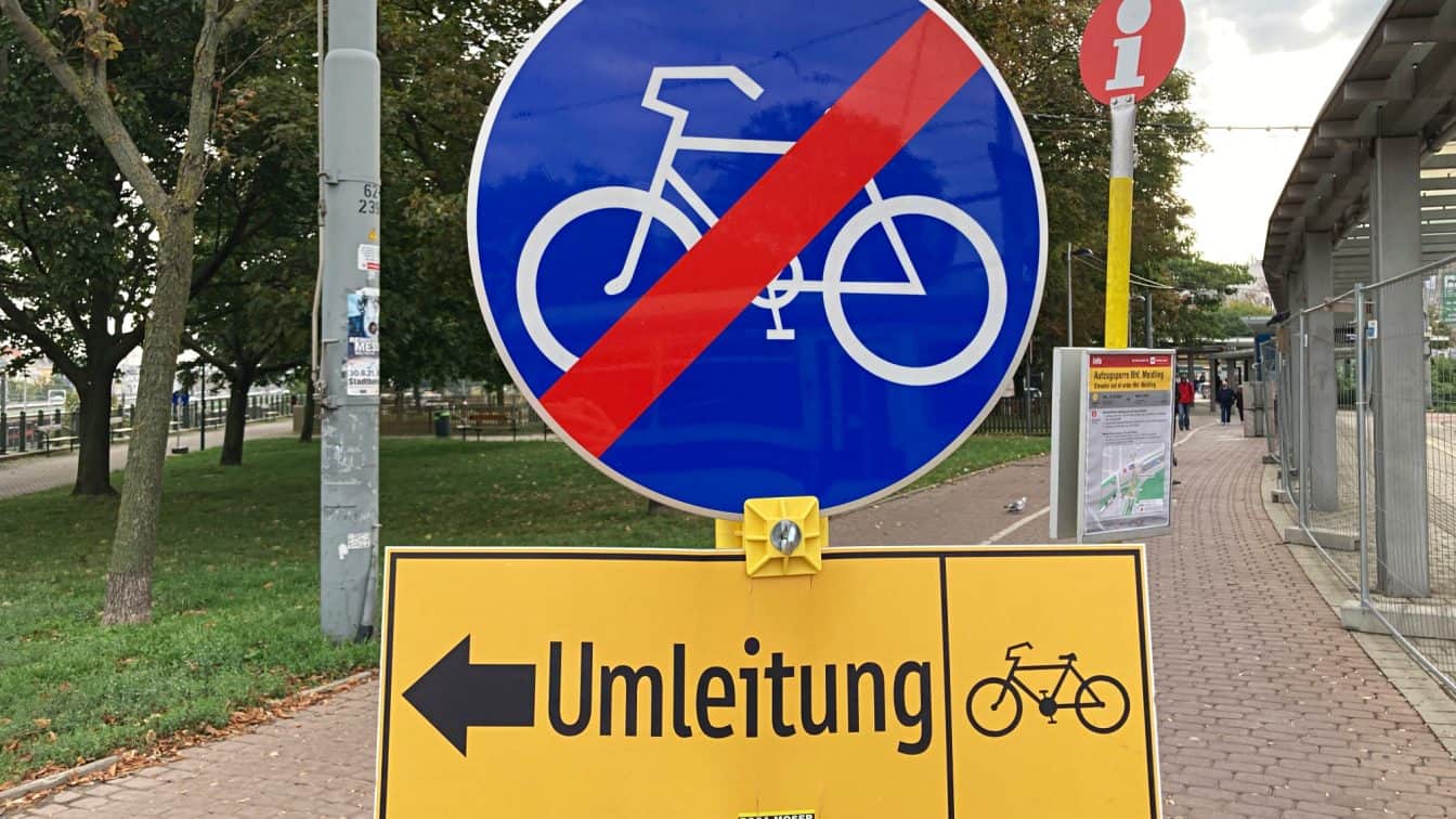Straßenschild Radweg Ende und Umleitung (c) Alissa Hacker | 1000things