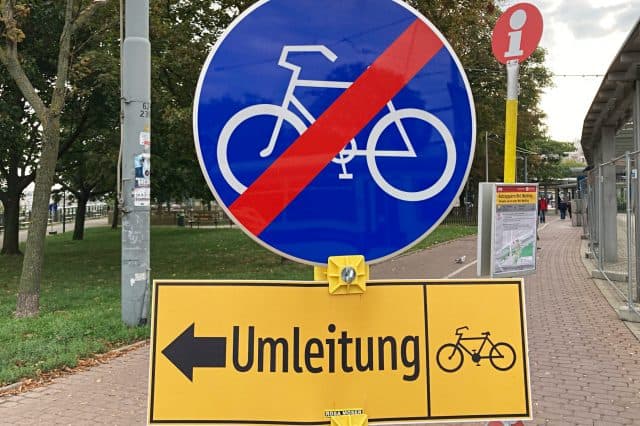 Straßenschild Radweg Ende und Umleitung (c) Alissa Hacker | 1000things