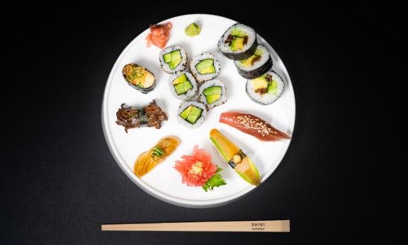 Sushi Shiki: Sushi auf einem weißen Teller in einem fine dining Restaurant in Wien