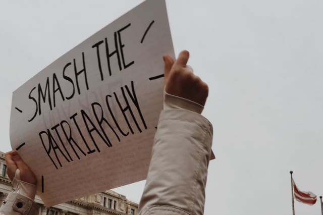 "Smash the Patriarchy" zu lesen. (c) Unsplash | chloe s.