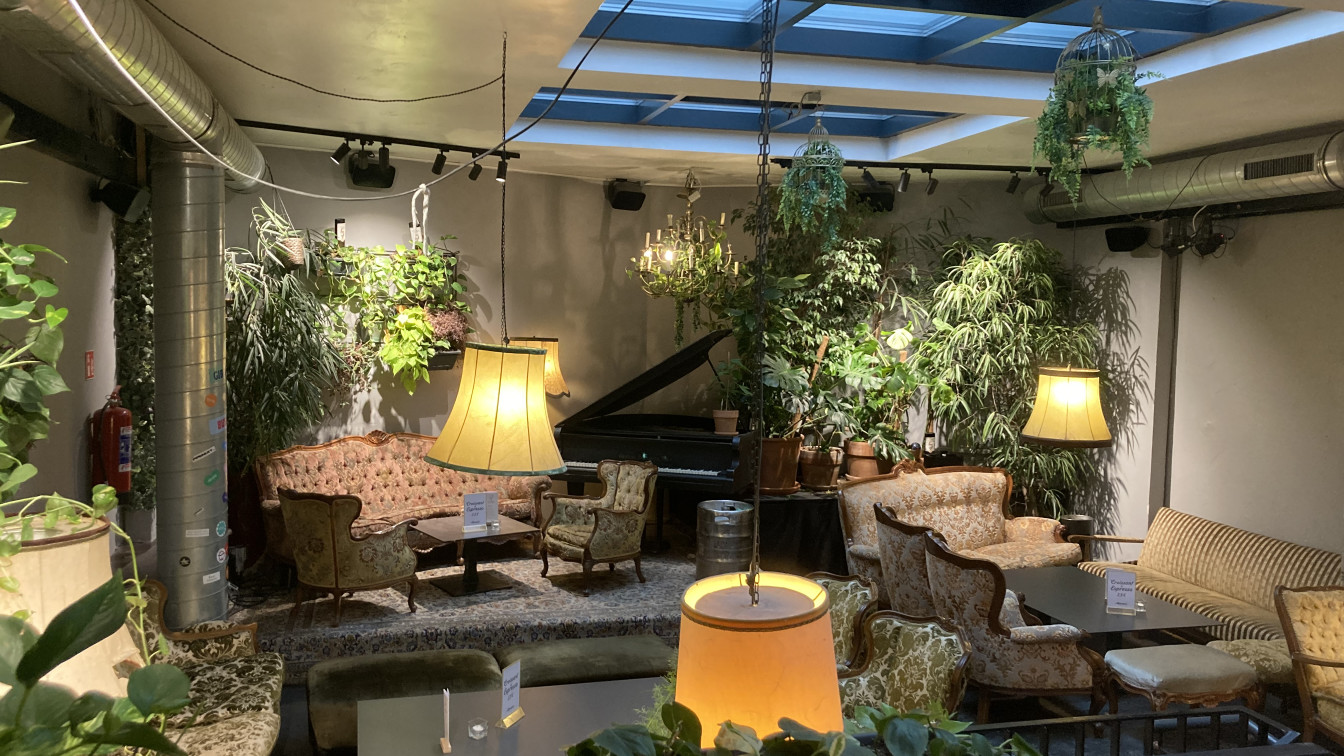 der Lokalbereich der Café-Bar Monami in Wien