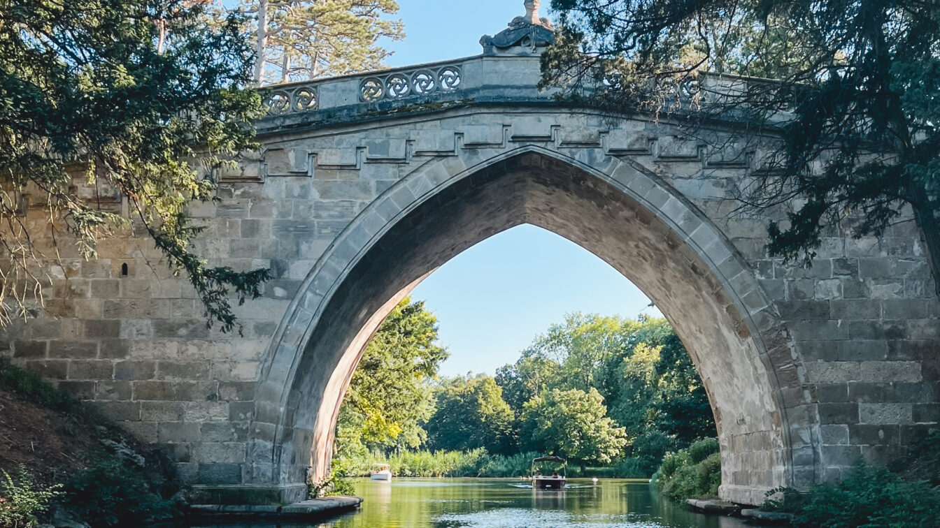 Das Schloss Laxenburg und sein Gewässer starten in die Früglingssaison.