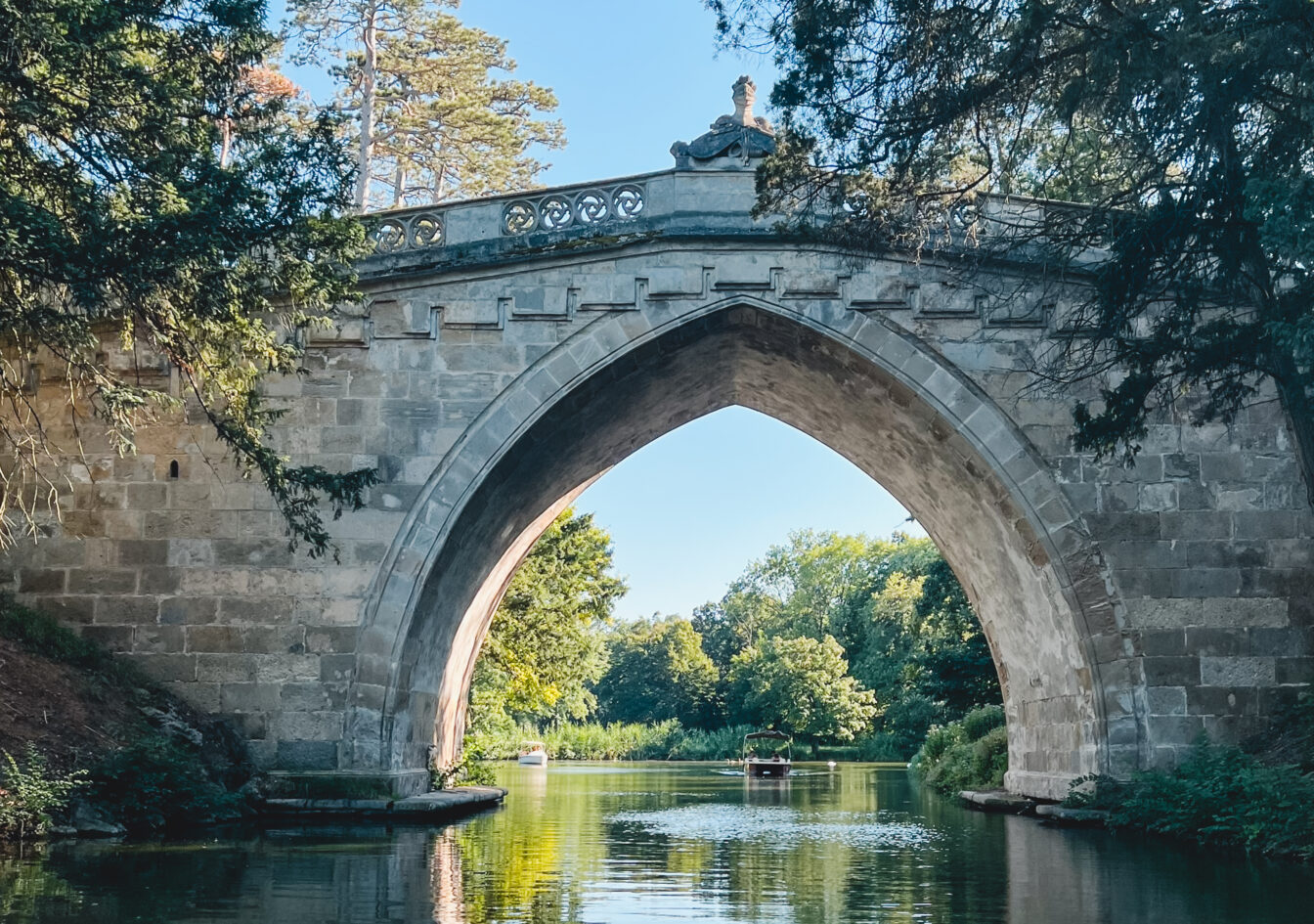 Das Schloss Laxenburg und sein Gewässer starten in die Früglingssaison.