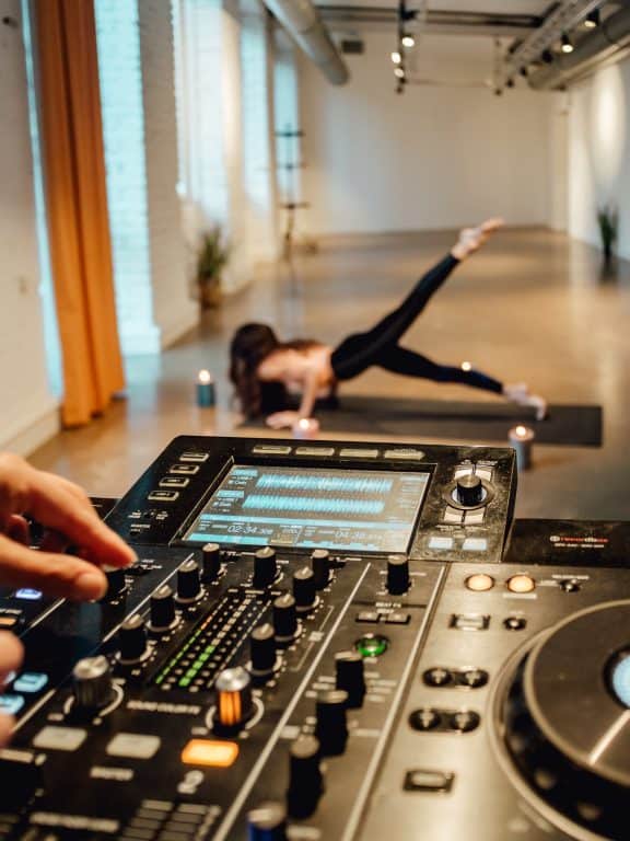 Beim Yoga Dinner gibt's nach der Praxis ein Abendessen im Freiraum (c) Ohm Yoga