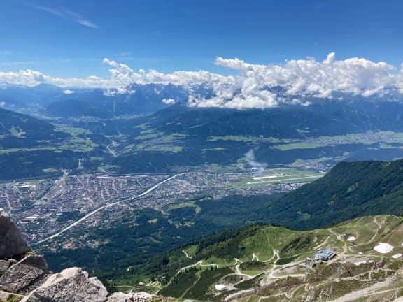 Der Ausblick auf Innsbruck von der Nordkette (c) Alissa Hacker | 1000things