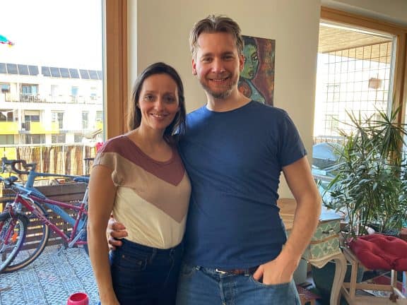 Conni und David in ihrer Wohnung im Wohnprojekt Wien (c) Alissa Hacker | 1000things