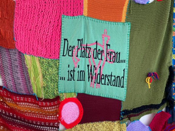 Deko am Gang des Wohnprojekts Wien (c) Alissa Hacker | 1000things