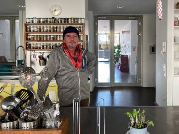 Heinz Feldmann, Mitgründer des Wohnprojekts Wien, in der Gemeinschaftsküche (c) Alissa Hacker | 1000things