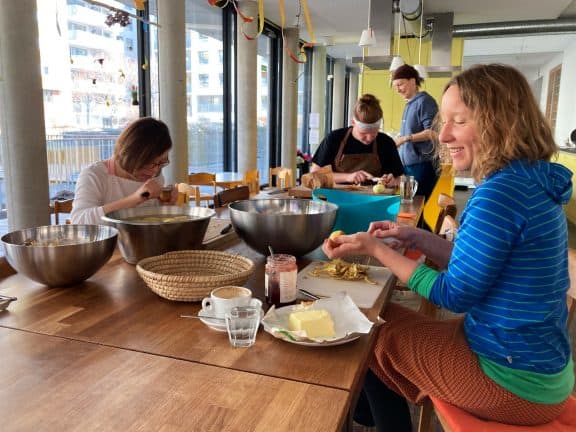 Bewohner*innen des Wohnprojekts kochen bei der Minga (c) Alissa Hacker | 1000things