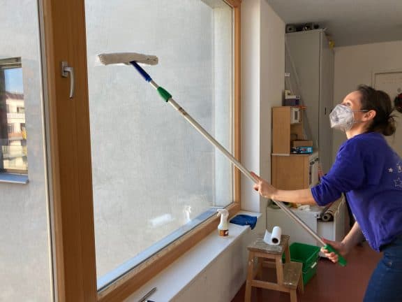 Conni putzt bei der Minga die Fenster. (c) Alissa Hacker | 1000things